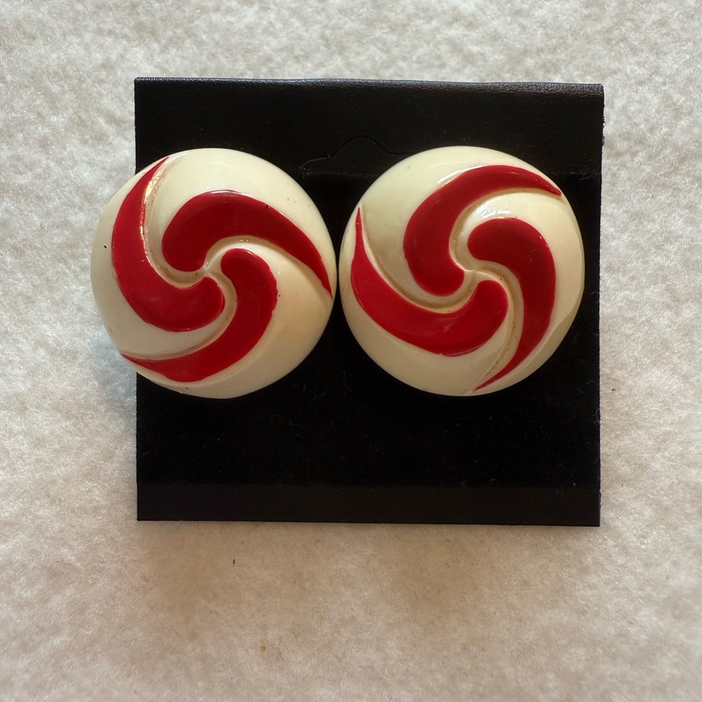 🔥 2/$8, 3/$10, 4/$12 🔥 Vintage Red and White Swirl Stud Earrings